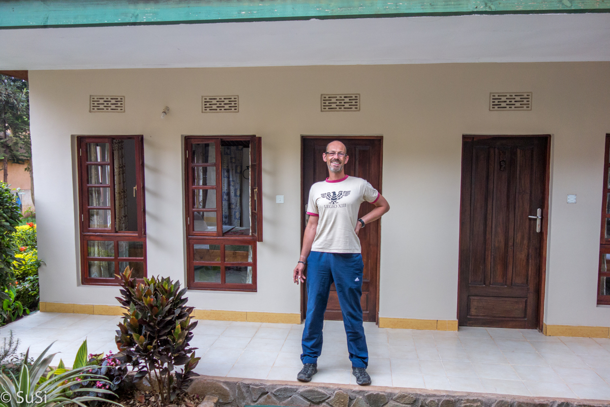 Stephan vor unserem Zimmer in der Lodge