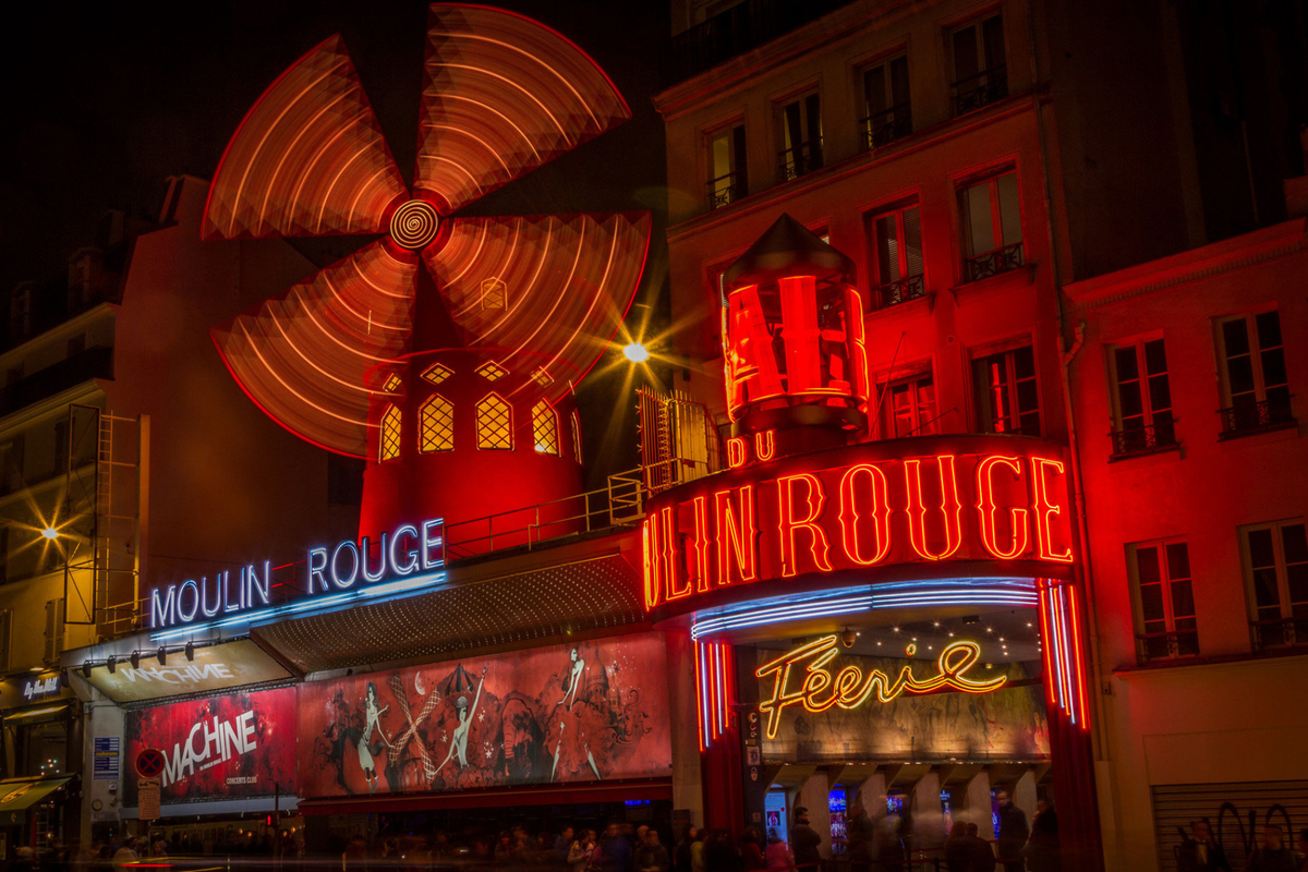 das-moulin-rouge-bei-nacht